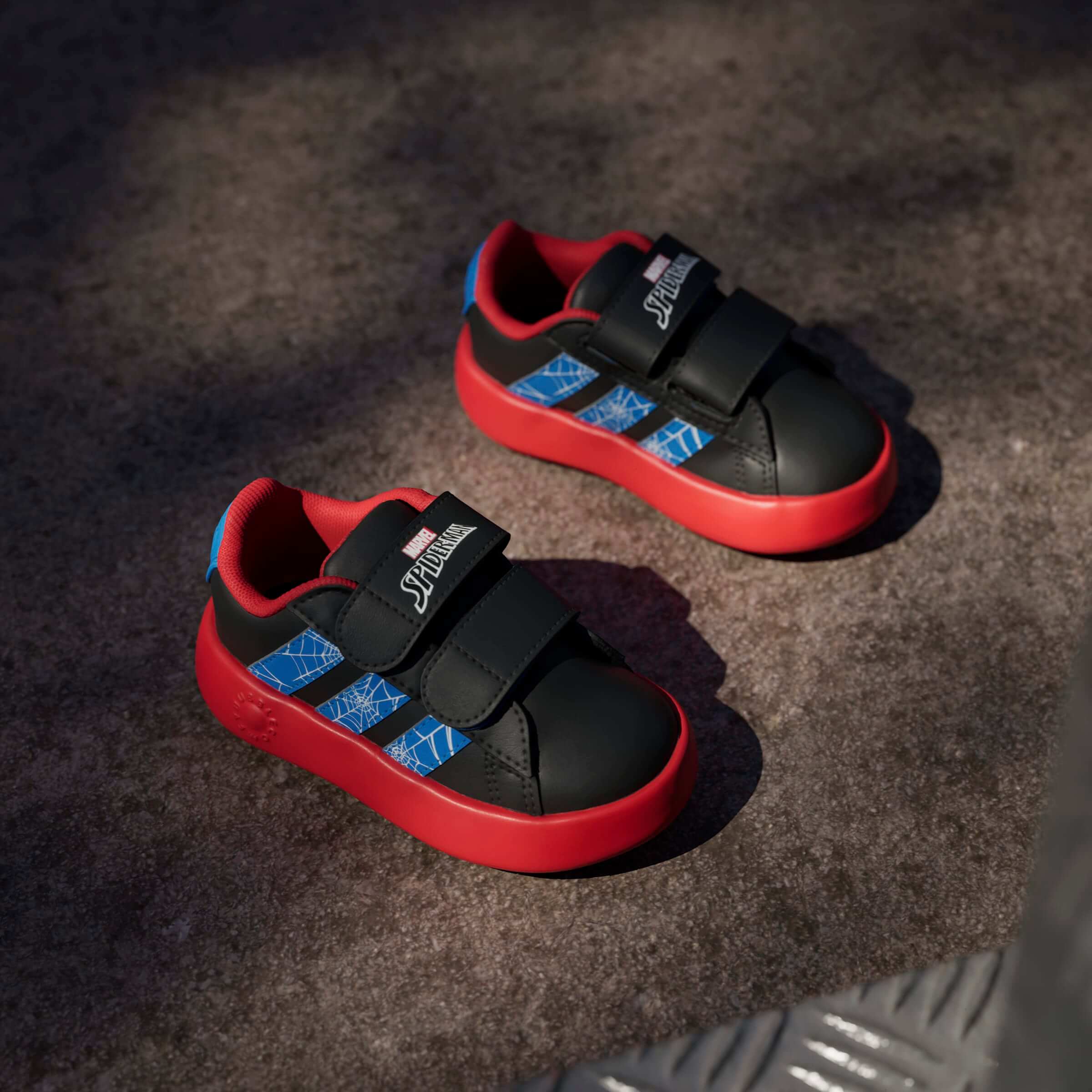 Adidas-x-Marvel-Spider-Man-Grand-Court-Kids-JQ7828-syrrakos-sport (3)