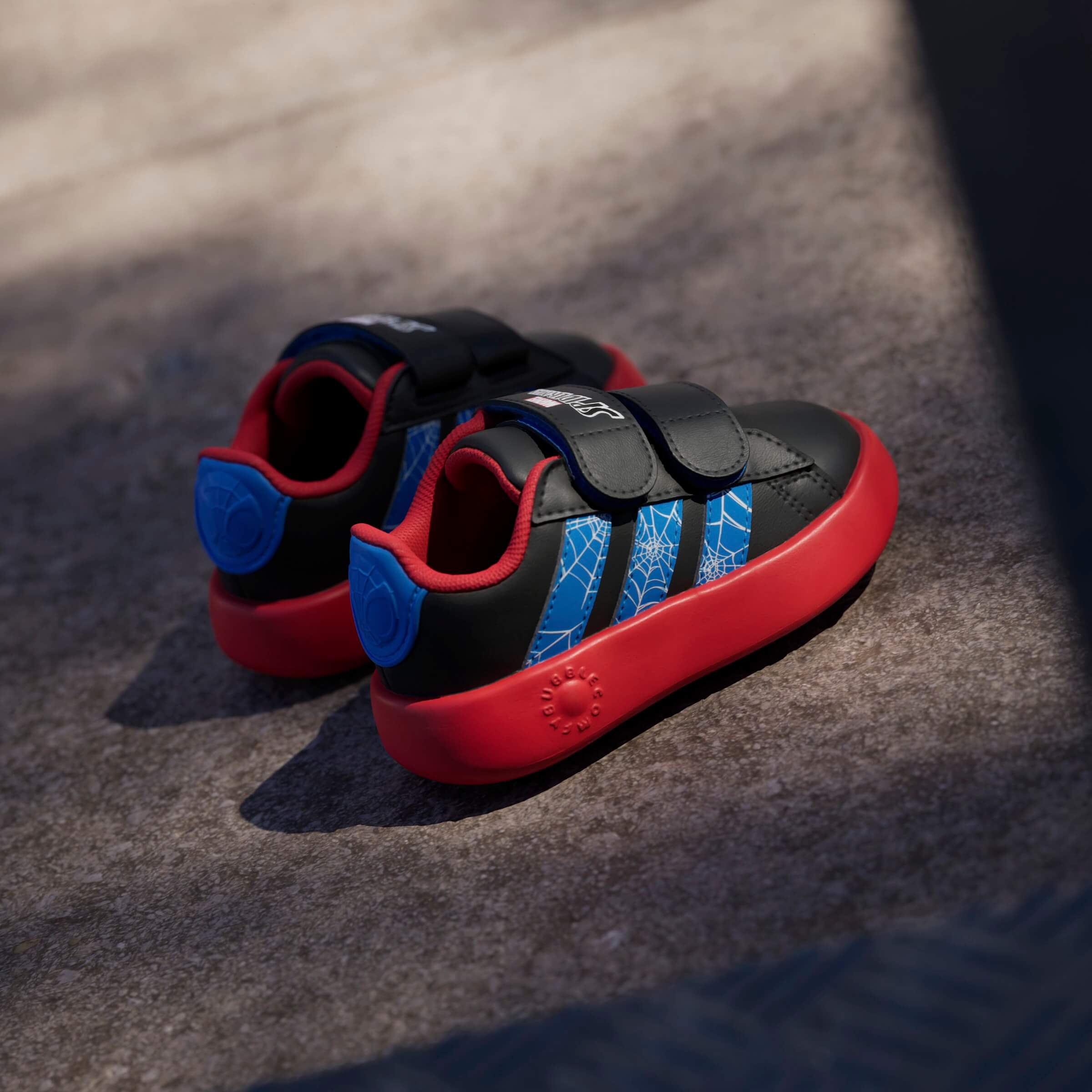 Adidas-x-Marvel-Spider-Man-Grand-Court-Kids-JQ7828-syrrakos-sport (4)