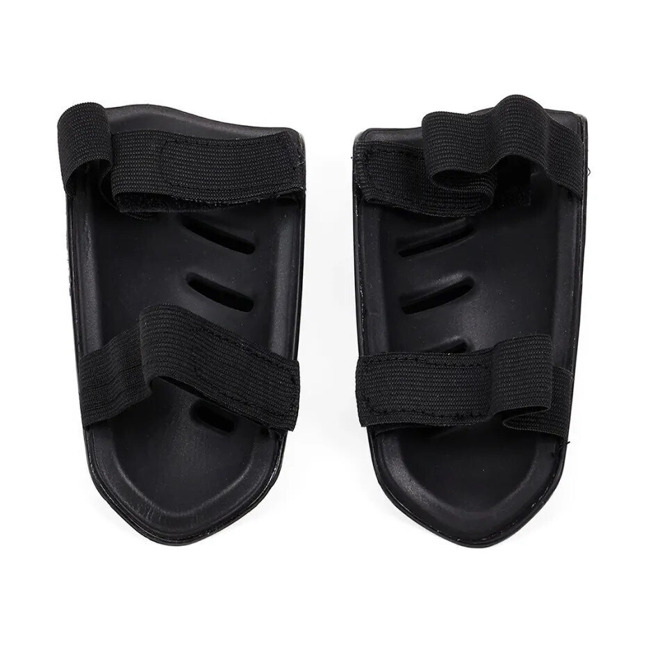 Puma-Attacanto-Strap-Shin-Guards-Black-030996-01-syrrakos-sport